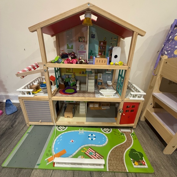 • Hape Toys • Kids Mansion Family Doll House with Family Set - Picture 3 of 6